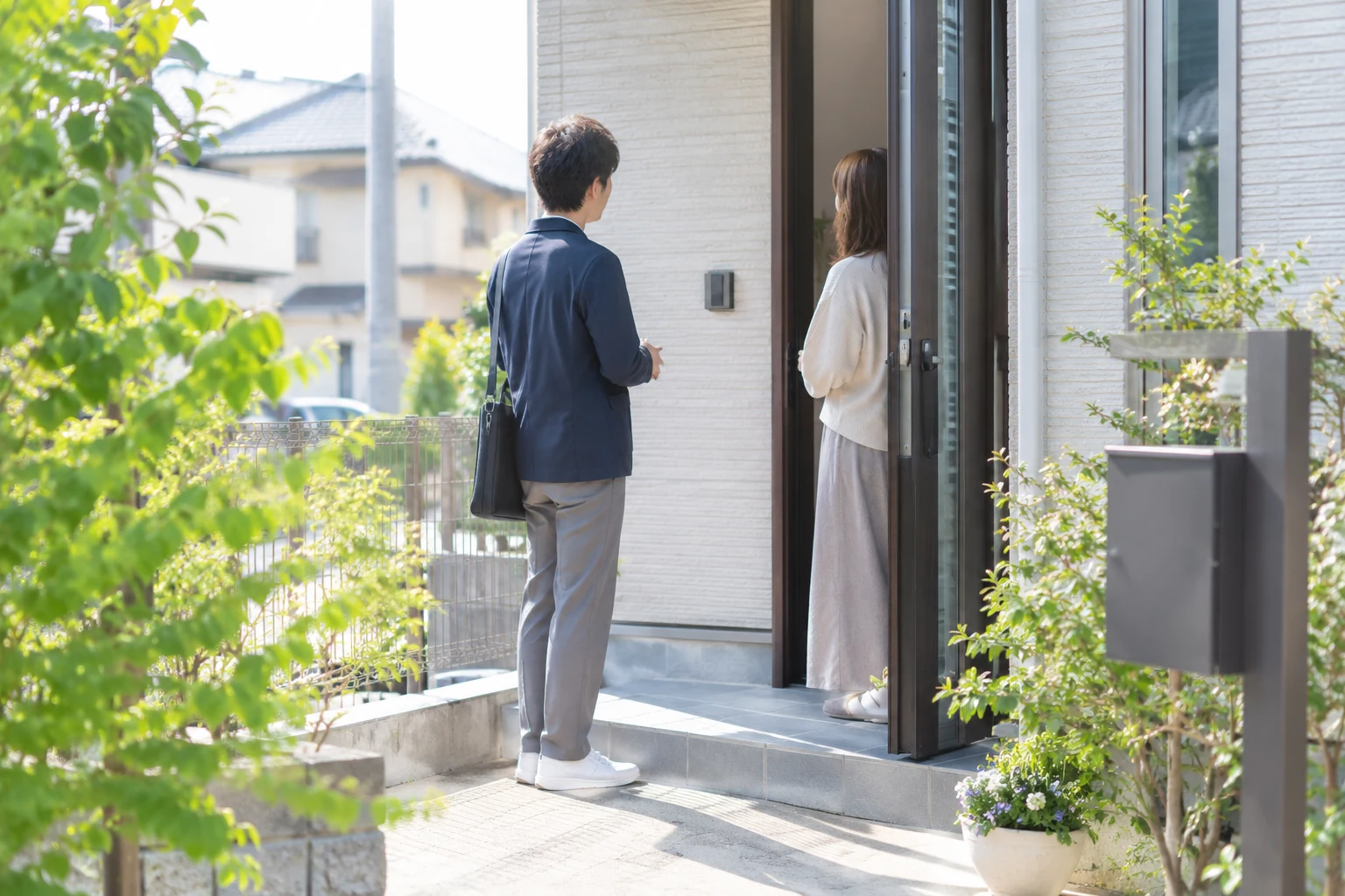 玄関先での訪問営業のイメージ